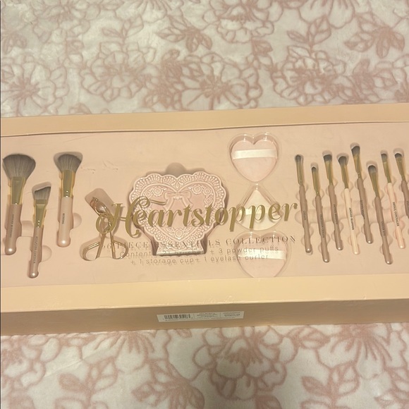 TikTok Viral Heartstopper Pink Makeup Brush Set - Picture 4 of 14